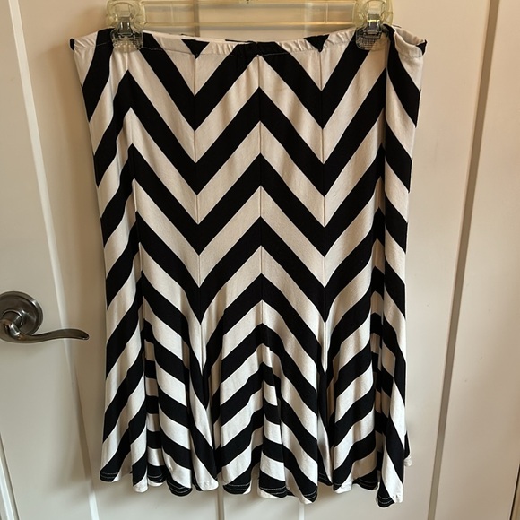Joseph Ribkoff made in Canada Black White Chevron Tulip Skirt Elastic Waist, 10 - Picture 12 of 13